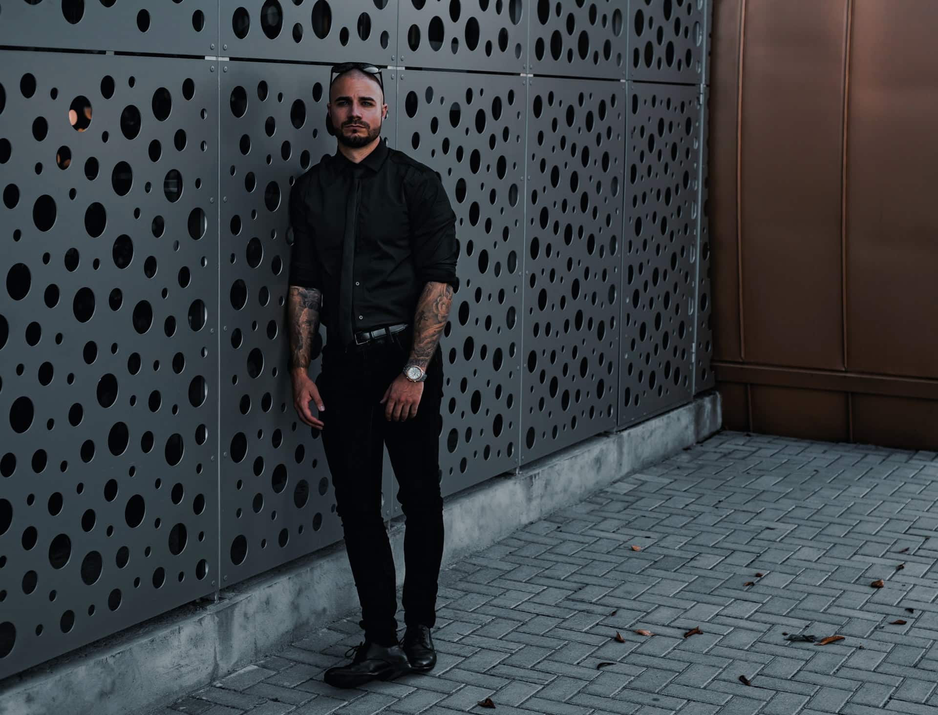 Find din nye sorte skjorte hos TeeShoppen